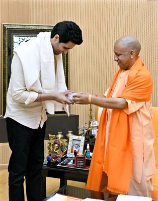 UP Chief Minister Shri Yogi Adityanath presents Adivi Sesh & Major Unnikrishnan’s parents with mementos to congratulate them on making a great film!