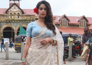 Mallika Sherawat aka Gulabo was spotted at Bandra Station in search of Mahboob from RK/Rkay