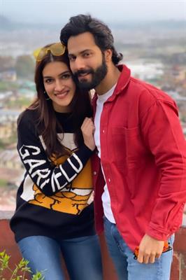 Varun Dhawan wishes his Bhediya co-star Kriti Sanon a happy birthday!