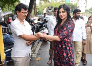 Actress Adah Sharma celebrates Raksha Bandhan with auto drivers