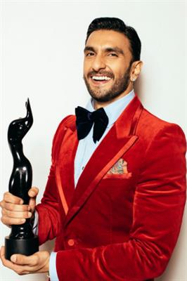 Bollywood superstar Ranveer Singh wins his 5th Filmfare Best Actor award for 83!