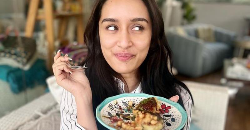 It's Fam-Jam time for Shraddha Kapoor; Actress gorges on street food with family!