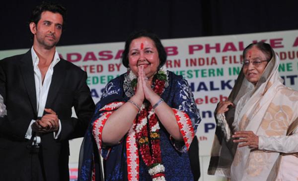 Hrithik Roshan, Pamela Chopra and Former President of India Pratibha Patil at Dadasaheb Phalke Academy Awards - pic courtesy KoiMoi